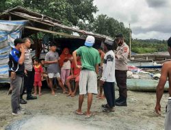 Tim Polri Dibantu Warga Mencari Seorang Kakek yang Hilang Saat Melaut