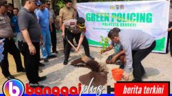 Green Policing, Polresta Banggai Bersihkan Teluk Lalong dan Tanam Pohon