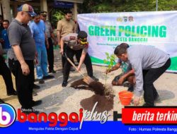 Green Policing, Polresta Banggai Bersihkan Teluk Lalong dan Tanam Pohon